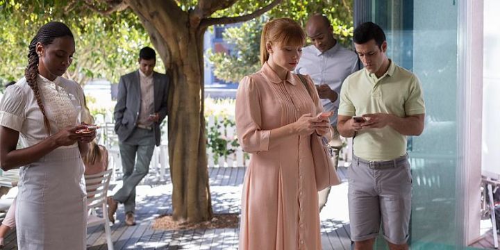 bryce-dallas-howard-in-black-mirror-season-3-nosedive_opt