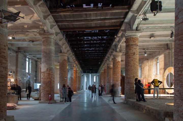 0_COVER_-Biennale-di-Architettura-di-Venezia-2018.-Arsenale.-Freespace.-Photo-Irene-Fanizza-1