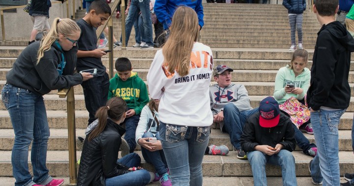 US-IT-INTERNET-PHONE-TECHNOLOGY-TEENAGERS